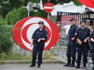 Die Polizei bewacht den ORF vor den Demonstanten (oder umgekehrt)