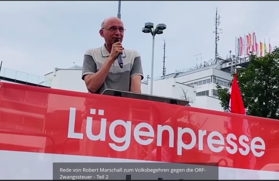 Redner Robert Marschall auf der Demo gegen die ORF-Haushaltsabgabe
